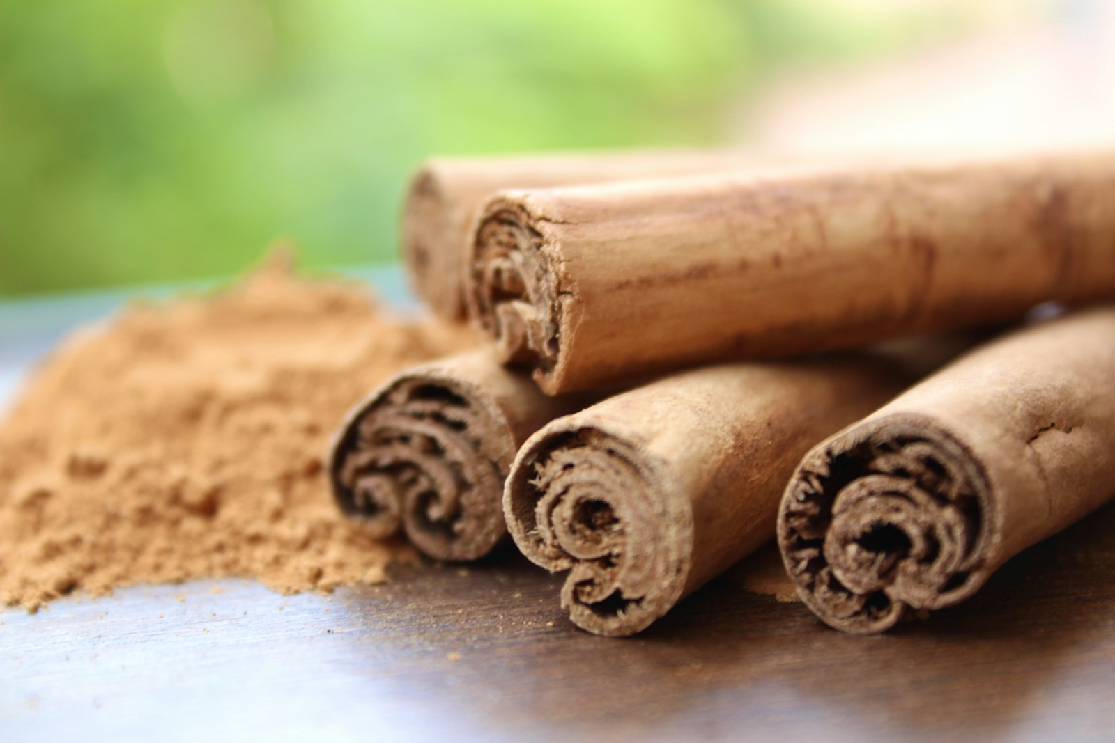 Cinnamon sticks and ground cinnamon